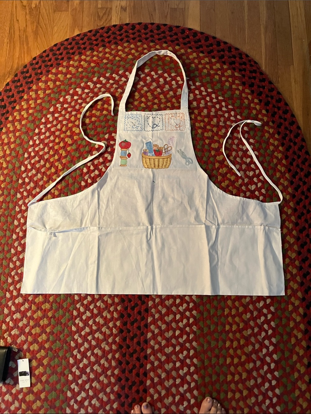 Vintage-Style White Craft Apron with Embroidered Sewing Motif – Boutique Item
